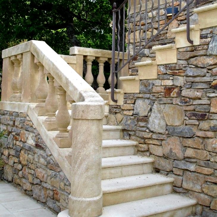 Very lovely exemple of stairs in natural Freestone
